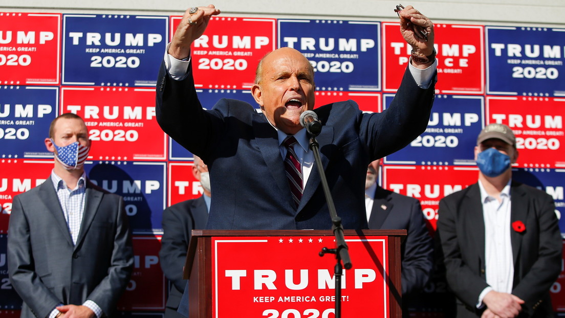 VIDEO: La reacción del abogado de Trump al enterarse en plena rueda de prensa de que las proyecciones de medios dieron la victoria a Biden