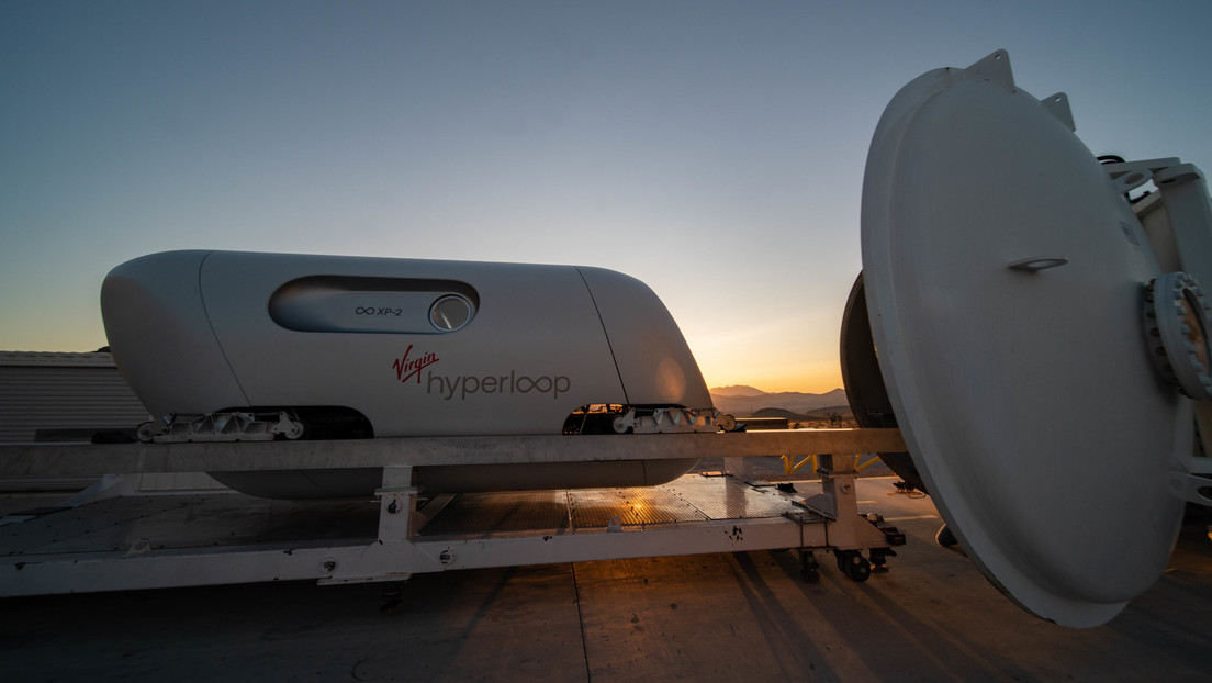 El tren futurista de Virgin Hyperloop realiza con éxito su primer viaje con pasajeros en el desierto de Nevada