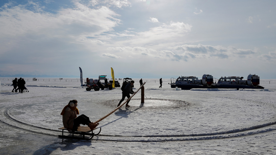 Un jubilado que pintaba grandes postales de Año Nuevo en el hielo de un río muere por covid-19 pero los residentes continúan su tradición