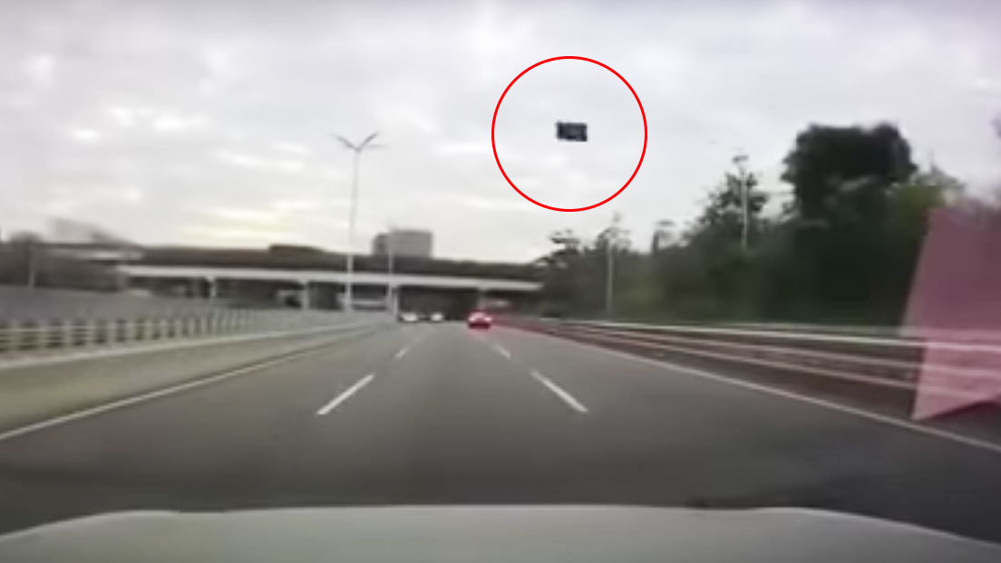 Video: un Tesla pierde un techo ancho en medio de la carretera