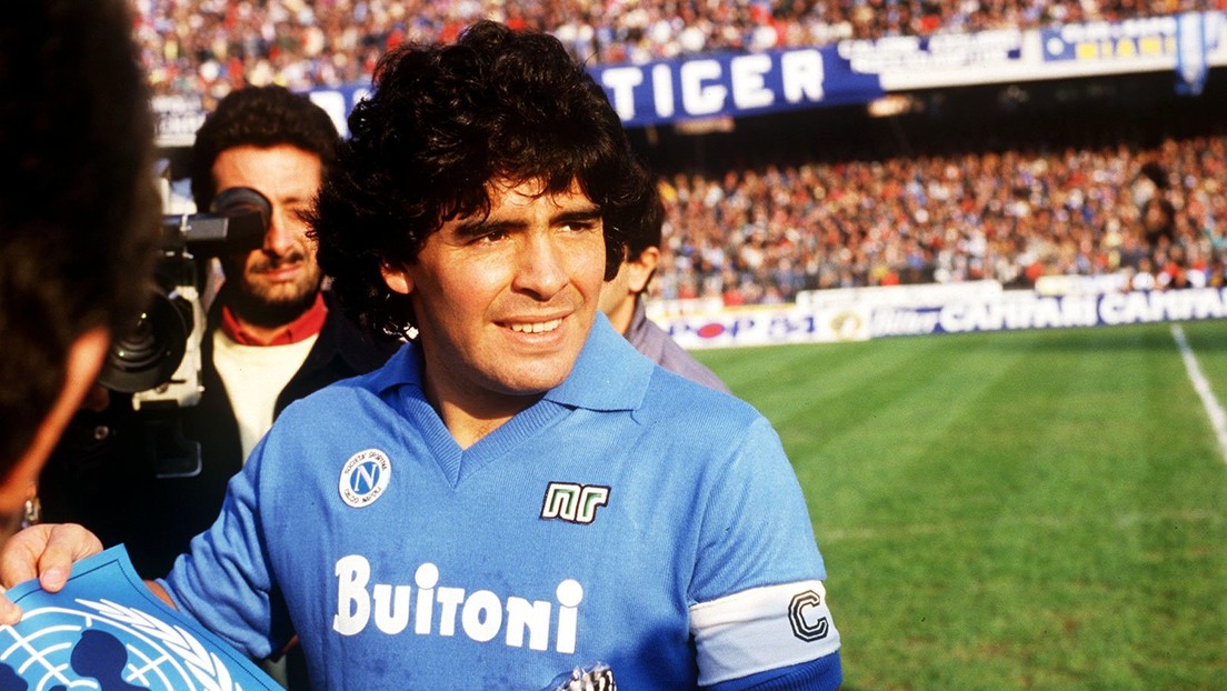 Maradona, el 'pibe de oro' que desafió a los poderosos con el balón para la alegría de los de abajo