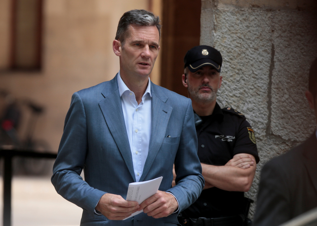 Iñaki Urdangarin, cuñado de Felipe VI, sale del tribunal con su sentencia de prisión. Palma de Mallorca, España, 13 de junio de 2018.
Enrique Calvo / Reuters