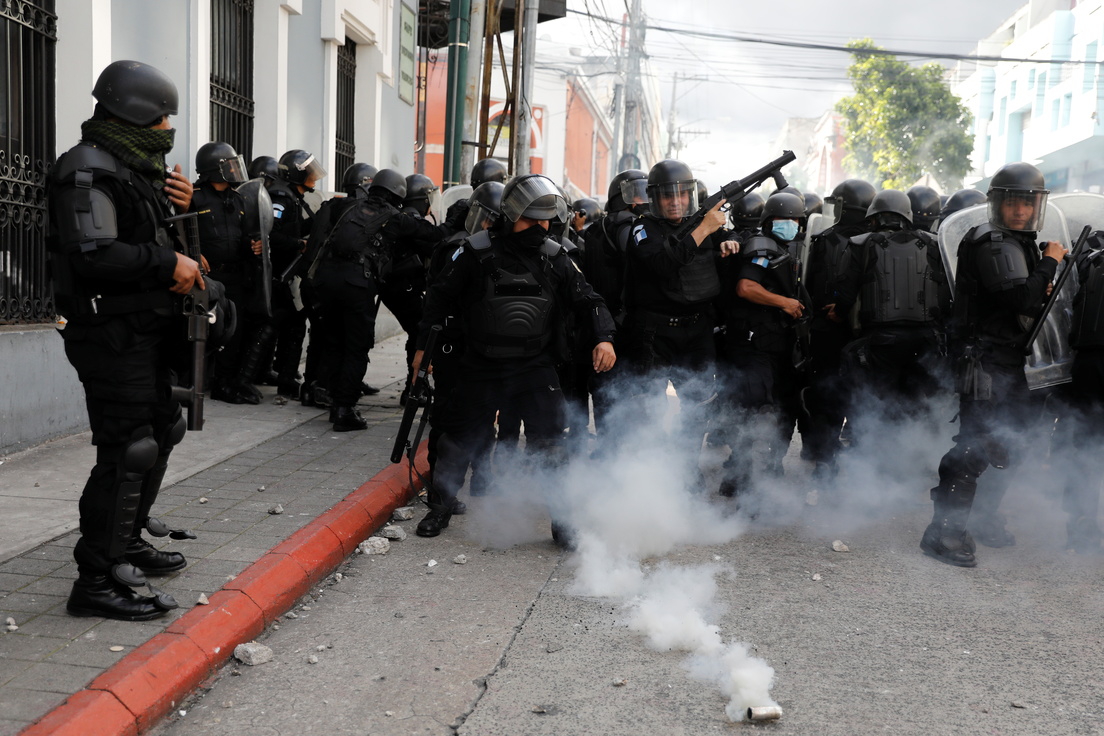 Manifestantes incendian la sede del Congreso de Guatemala y se enfrentan a la Policía exigiendo el veto del presupuesto y la renuncia del presidente | Noticias de Buenaventura, Colombia y el Mundo