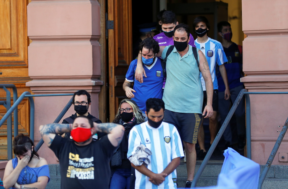 Cantos, flores, velas y lágrimas: la despedida de Maradona, el futbolista que sembró alegría en el pueblo | Noticias de Buenaventura, Colombia y el Mundo