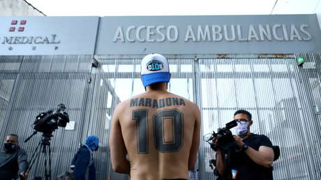 Maradona fue operado con éxito por un hematoma en la cabeza y ya está descansando en su habitación