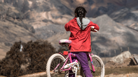 Cómo la donación de bicicletas ayudó a combatir la deserción y el bajo rendimiento escolar en la Sierra peruana