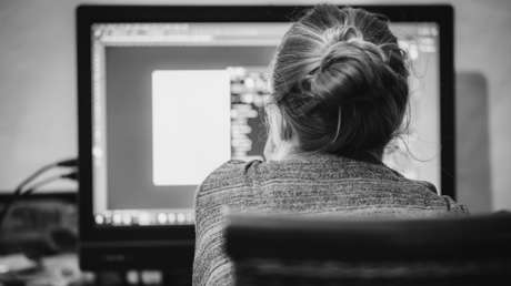 Un estudio de Deutsche Bank propone cobrar un impuesto del 5 % del salario a los empleados que teletrabajan