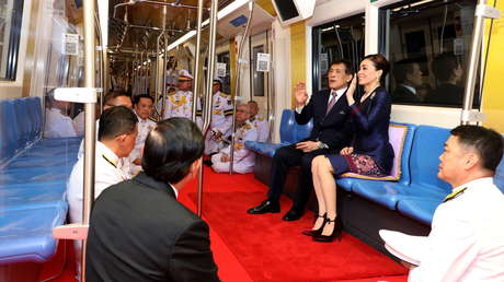 FOTOS: El rey de Tailandia y su esposa viajan en un vagón de metro acompañados solamente por funcionarios y periodistas postrados a sus pies
