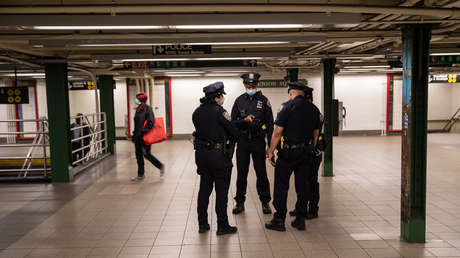VIDEO: Un hombre empuja a las vías a una mujer segundos antes del arribo de un tren en el metro de Nueva York