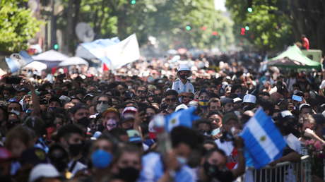 VIDEOS: Incidentes, corridas y balazos de goma en las inmediaciones de la Casa Rosada por el cierre de la fila para despedir a Maradona