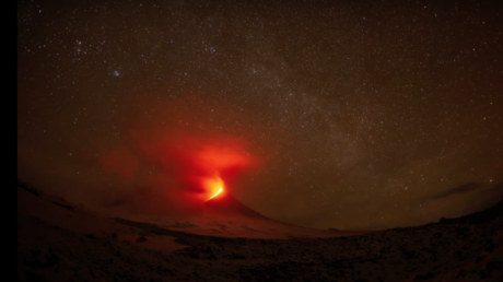 Fotógrafa capta la estela de un meteoro sobre un volcán en plena erupción (VIDEO, FOTO)