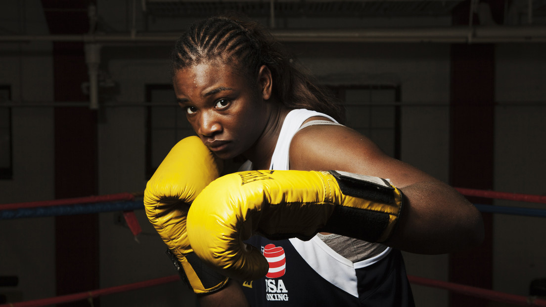 La doble campeona olímpica de boxeo y campeona absoluta del peso medio Claressa Shields entra a