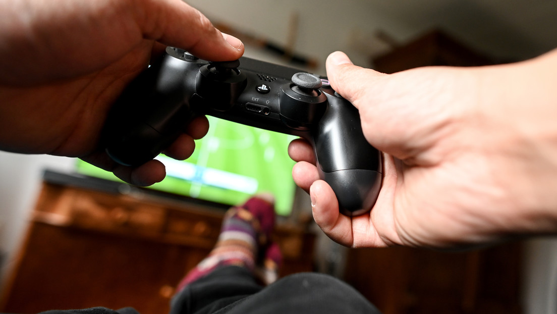 Un 'gamer' adicto a los videojuegos mata a su bebé recién nacido mientras jugaba PlayStation