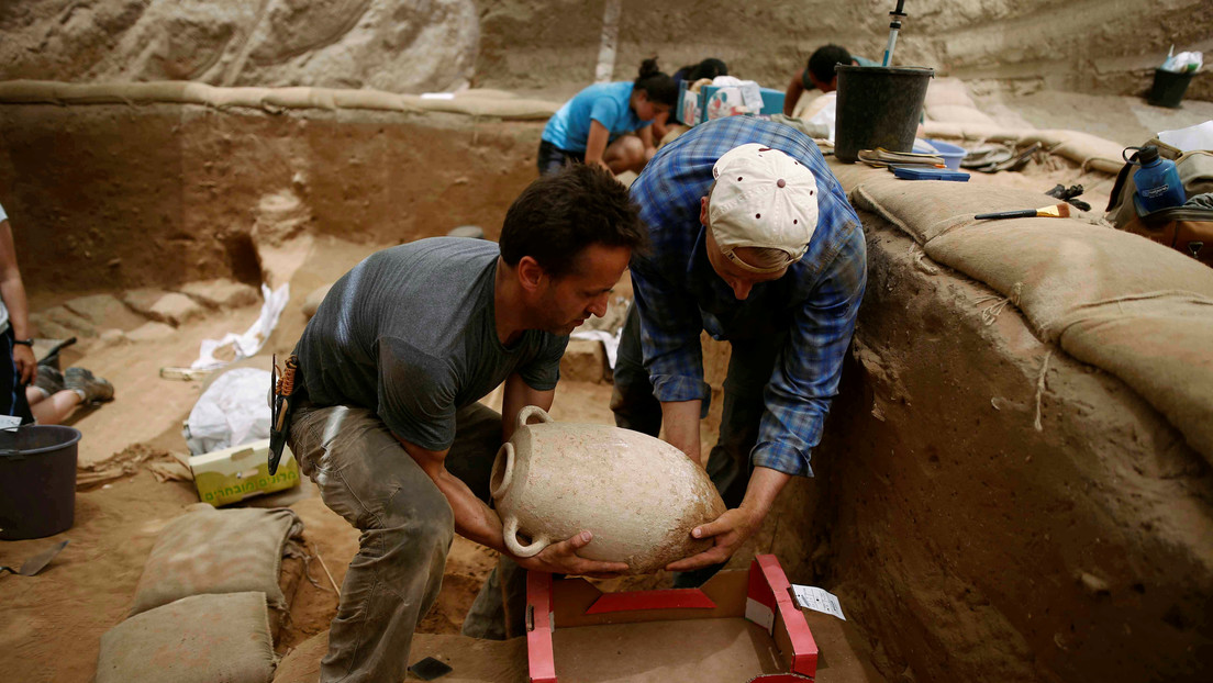 Desentierran en Israel un jarrón con los restos de un bebé de 3.800 años de antigüedad