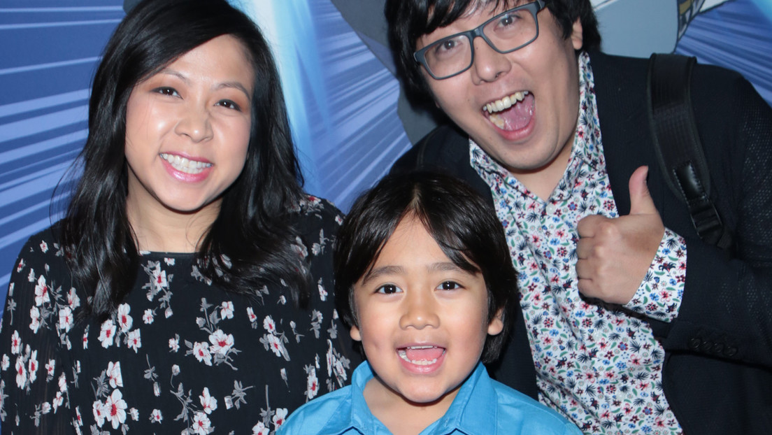 Ryan Kaji junto a sus padres en un estreno cinematográfico en Los Ángeles, el 19 de febrero de 2020.