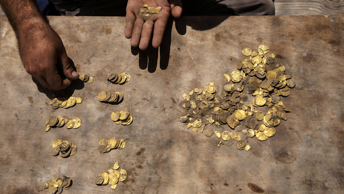 Un buscador de tesoros halla en un campo recién arado unas antiguas monedas valoradas en más de un millón de dólares