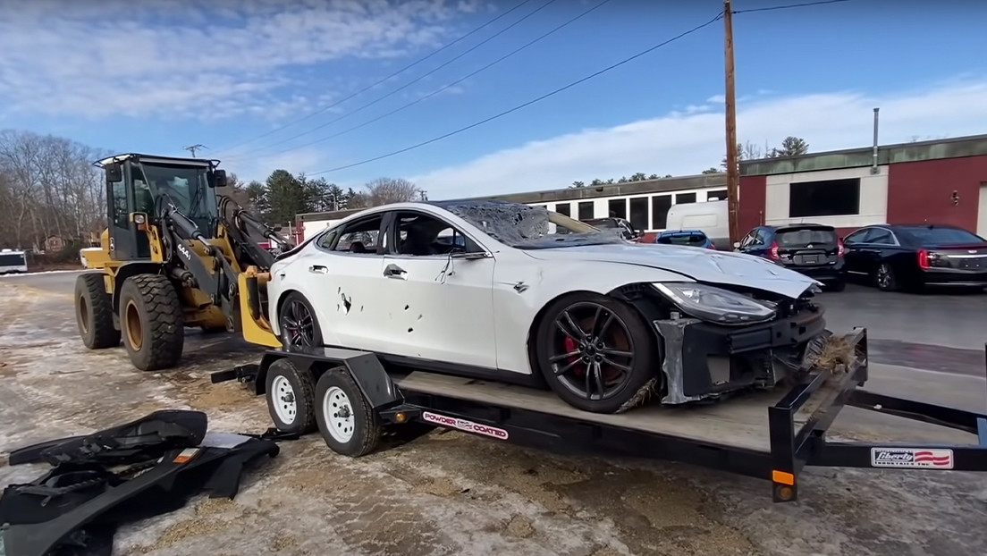 A ‘Youtuber’ decides to convert a Tesla Model S and un coche de gasolina
