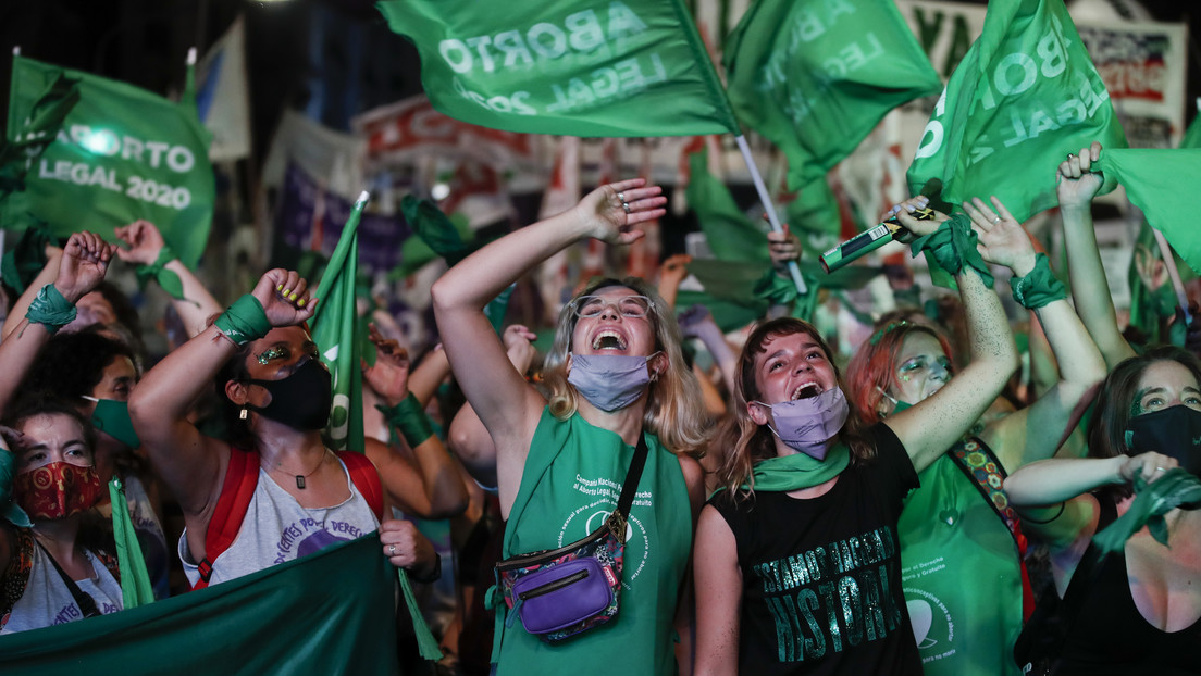 El Senado de Argentina legaliza el aborto: el histórico triunfo de una marea verde y feminista que impacta en la región