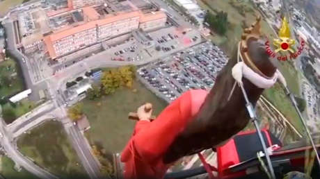 VIDEO: Una virgen 'bendice' desde un helicóptero a los vecinos de una ciudad italiana en medio de la pandemia