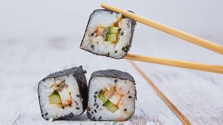 Frau leidet an Halluzinationen und Schlaflosigkeit, nachdem sie vor fünf Tagen Sushi gegessen hat