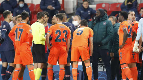 El partido entre PSG y Basaksehir fue suspendido tras estallar un escándalo por un insulto racista de un árbitro (VIDEO)