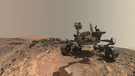 El róver Curiosity encuentra en la superficie de Marte una gran roca oscura y brillante (FOTO)