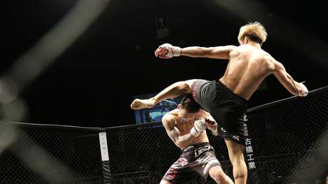 VIDEO: Luchador de kickboxing noquea a su rival con una patada circular de talón