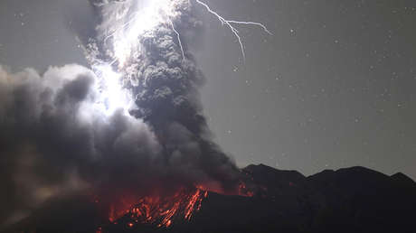 El momento exacto en que un relámpago golpea el cráter de un volcán en plena erupción