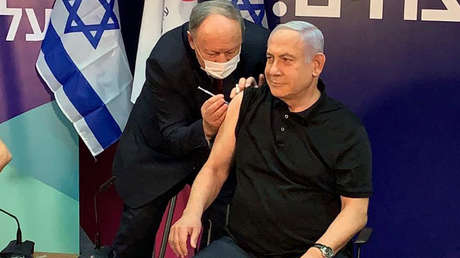 Netanyahu se convierte en la primera persona en recibir en vivo la vacuna contra el covid-19 de Pfizer en Israel (VIDEO)