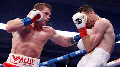 El mexicano 'Canelo' Álvarez destrona al invicto Callum Smith y se corona campeón del peso supermediano de la AMB y del CMB
