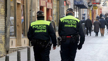 Detienen a dos policías en Madrid por abusar sexualmente de una joven en un portal y enviarle luego una foto de uno de ellos desnudo por WhatsApp