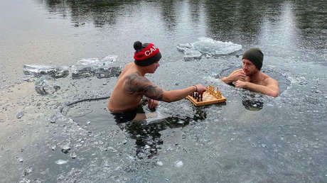 Dos canadienses juegan una partida de ajedrez en un lago helado (VIDEO)