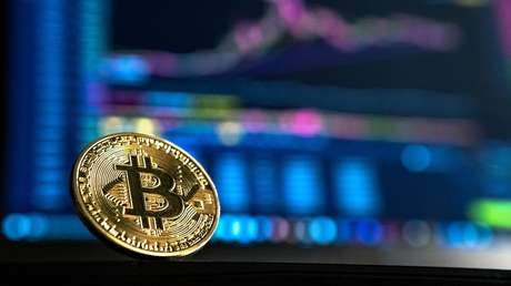 El bitcóin alcanza un nuevo récord por tercer día consecutivo al superar por primera vez los 27.000 dólares
