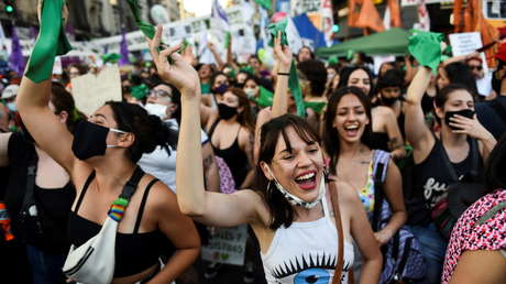 El Senado de Argentina legaliza el aborto: el histórico triunfo de una marea verde y feminista que impacta en la región