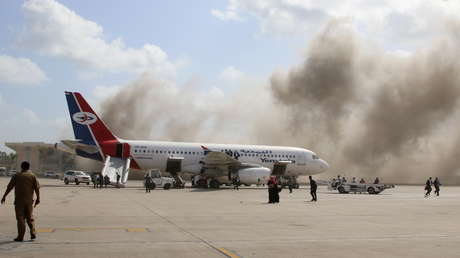 Aviones De Combate De La Coalicion Liderada Por Arabia Saudita Atacan La Capital De Yemen Despues De Atribuir Los Atentados En Aden A Los Huties Rt