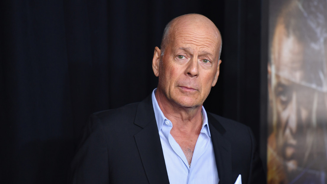 Bruce Willis has left a pharmacy in Los Angeles to black out the mascara (PHOTO)
