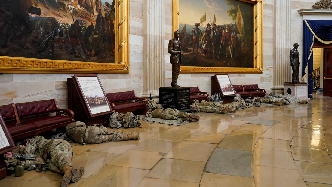 Decenas de miembros de la Guardia Nacional de EE.UU. son captados durmiendo en el suelo de los pasillos del Capitolio (FOTOS)