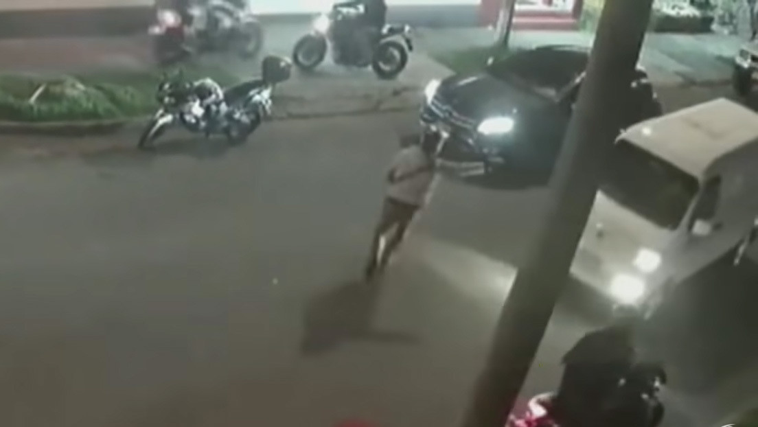 VIDEO: Delinquents intend to rob an ultimate car model without logging off the brake