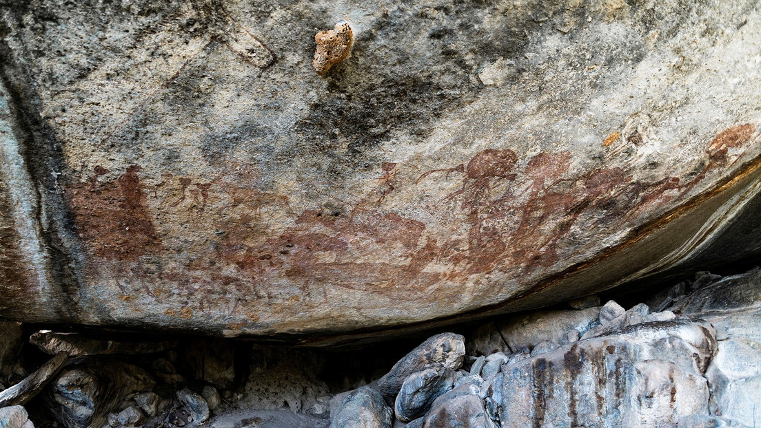 FOTOS: Descubren en Tanzania pinturas rupestres con desconcertantes figuras antropomorfas con grandes cabezas de animal
