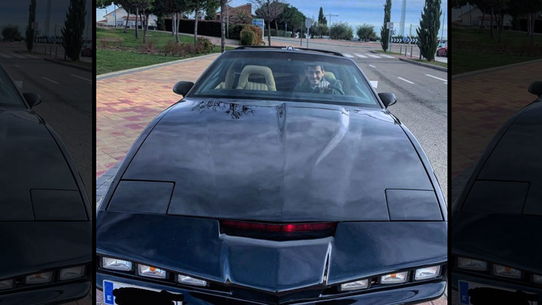 PHOTO: Iker Casillas buys a replica of the car that appeared in a mythical series of years ago