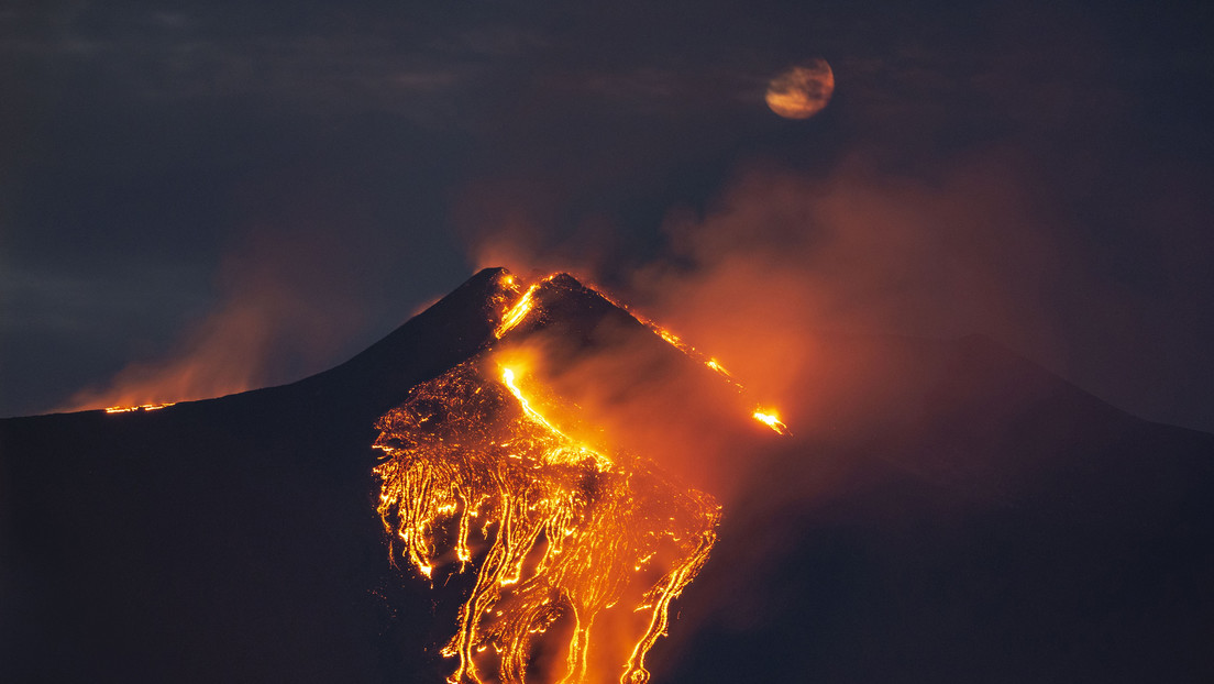 La última erupción del volcán Etna resulta "mucho más poderosa" que las anteriores y sorprende a los propios vulcanólogos (FOTOS, VIDEO)