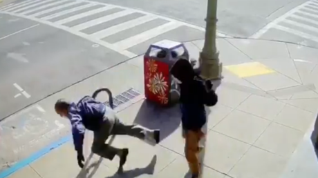 VIDEO: Un hombre empuja por la espalda y derriba a un anciano de 91 años que caminaba por la calle