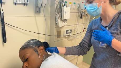 Un famoso cirujano plástico y el estilista de Beyoncé ofrecen ayuda a la bloguera que usó pegamento en lugar de laca para el cabello