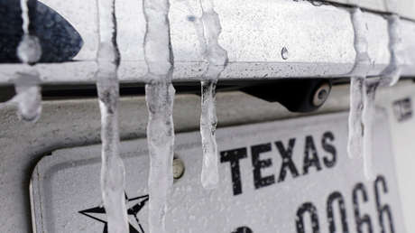 Peceras congeladas y carámbanos colgando del ventilador: la tormenta invernal en Texas, en imágenes