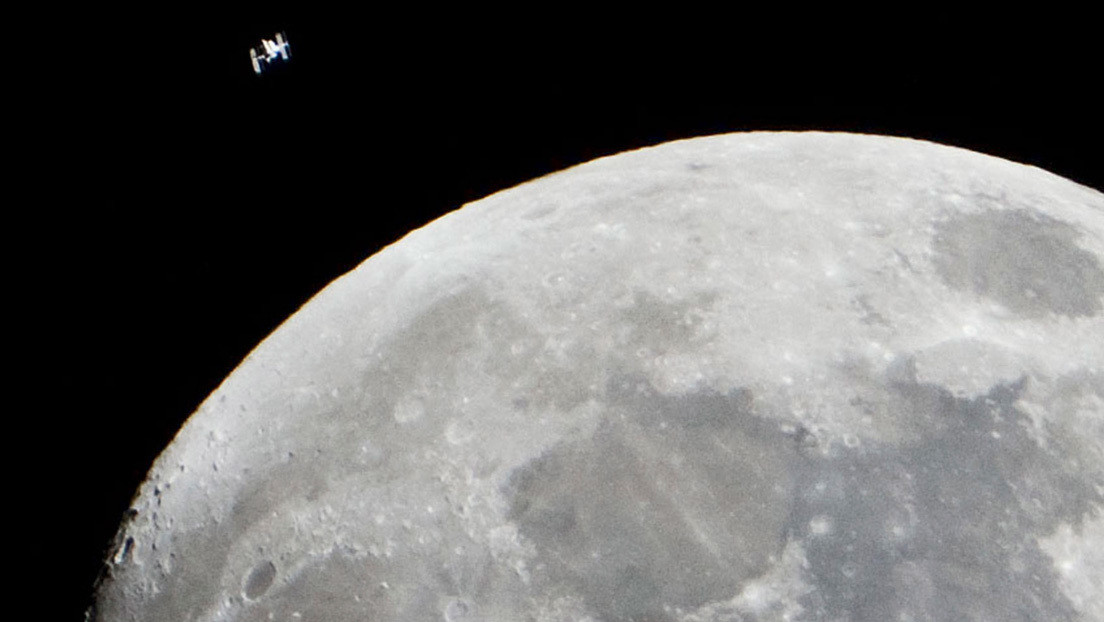 Photographer takes a strange picture of the International Space Station as it passes in front of the moon (PHOTO)