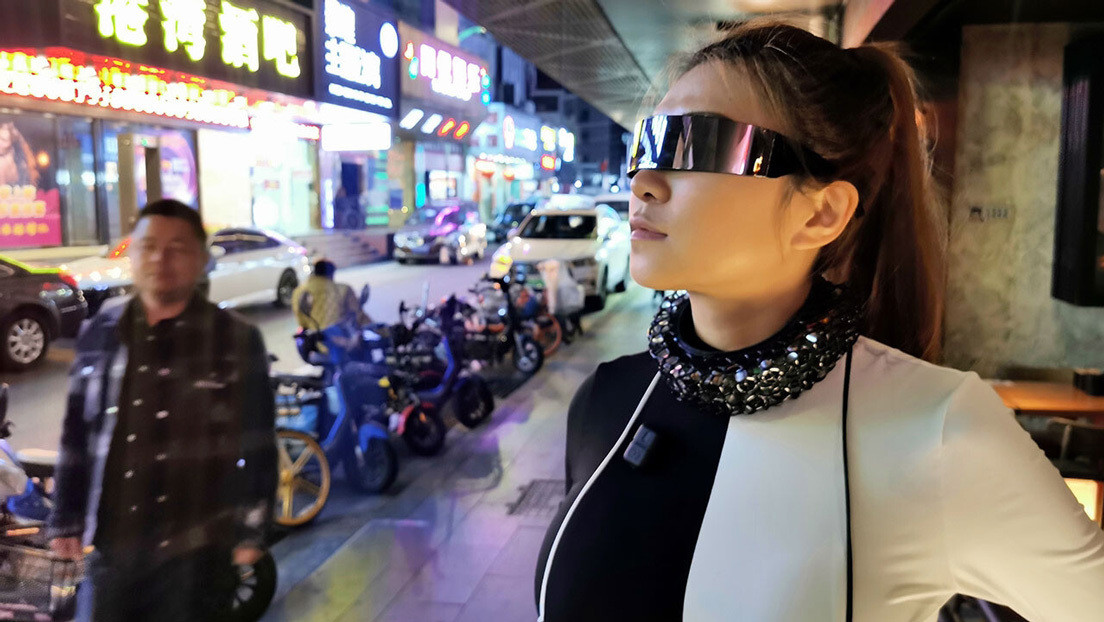 Ein „Youtuber“ kreiert einen Kragen im „Cyberpunk“-Stil, der die Mikrofone blockiert und verhindert, dass diese sie ausspionieren Ein „Youtuber“ kreiert einen Kragen im „Cyberpunk“-Stil, der die Mikrofone blockiert und verhindert, dass diese sie ausspionieren