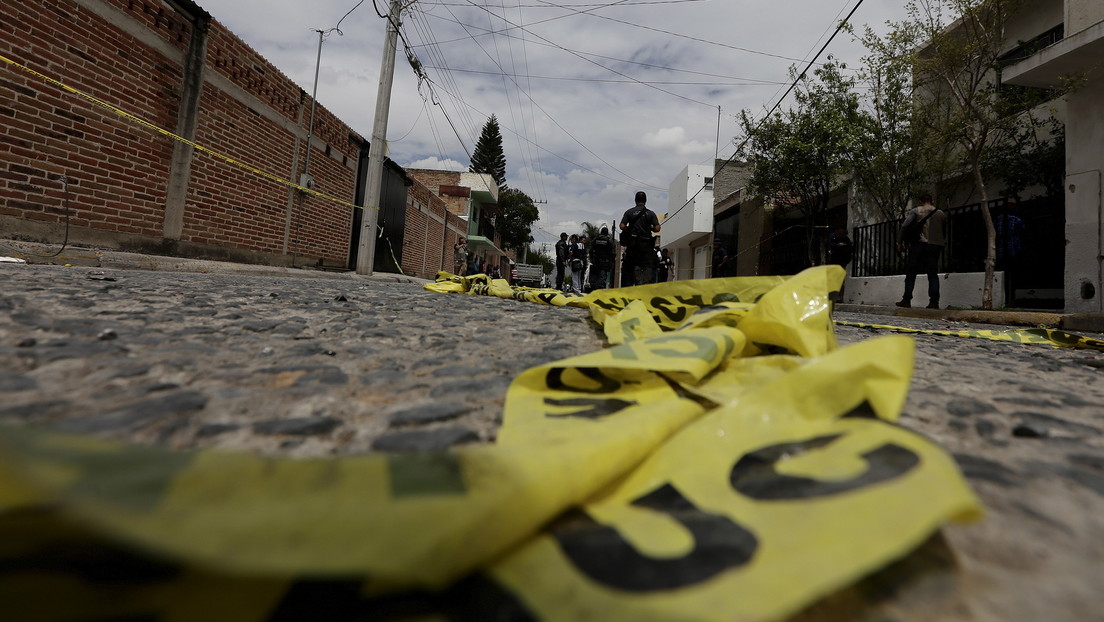 Un grupo criminal embosca un convoy oficial y mata a 13 policías en México
