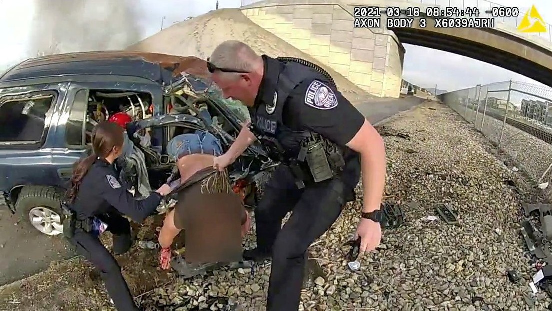 VIDEO, PHOTOS: Policemen take a man out of the window of a burning car