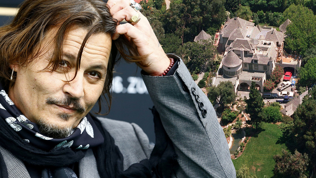 A vagabond is invited to Johnny Depp’s house to take a shower and take a shower