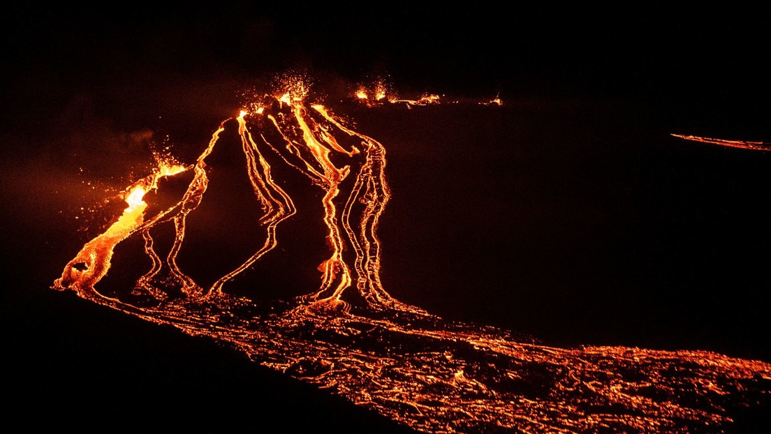 VIDEO: Un dron sobrevuela un volcán islandés en plena erupción y capta un  hipnótico espectáculo de lava y humo - RT
